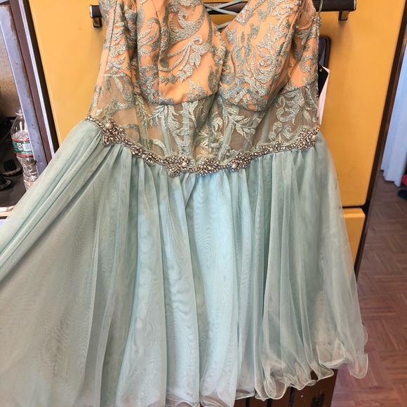 Beautiful formal dress. Size 15 junior - Picture 4 of 4